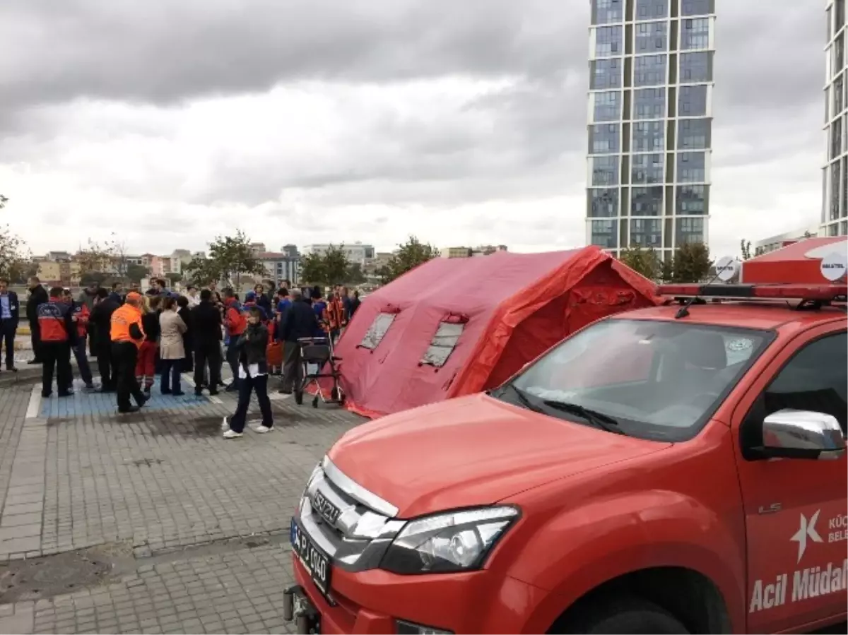 Küçükçekmece\'de Sivil Savunma Eğitimleri Devam Ediyor