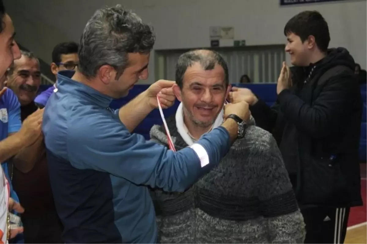 Malatyasporlu Cemil\'e de Madalya Taktıklar