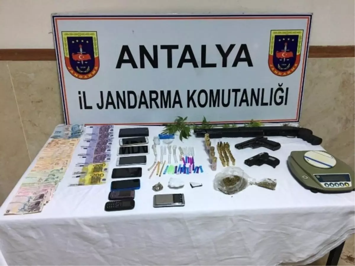 Manavgat\'ta Silah, Uyuşturucu ve Sahte Para Ele Geçirildi