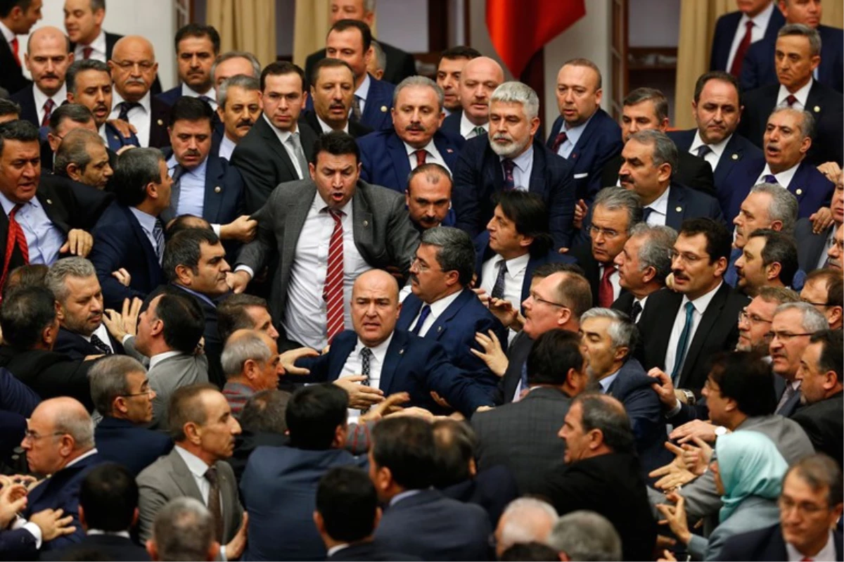 AK Partili Şahin\'in Burnu Kırıldı, Başbakan Hastaneye Koştu