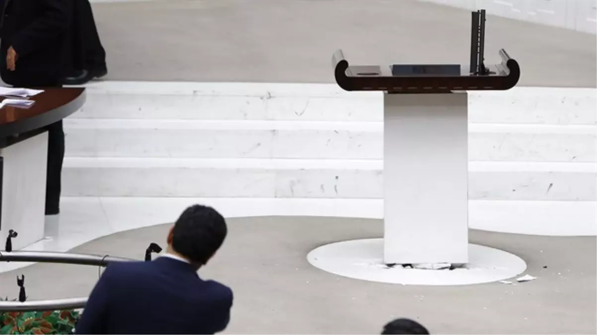 Meclisteki Arbedede Kürsü de Hasar Gördü