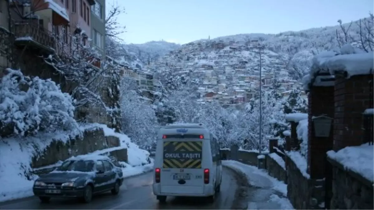 Öğrenciler ve Veliler Karlı Yollarda Okula Ulaşmakta Zorlandı