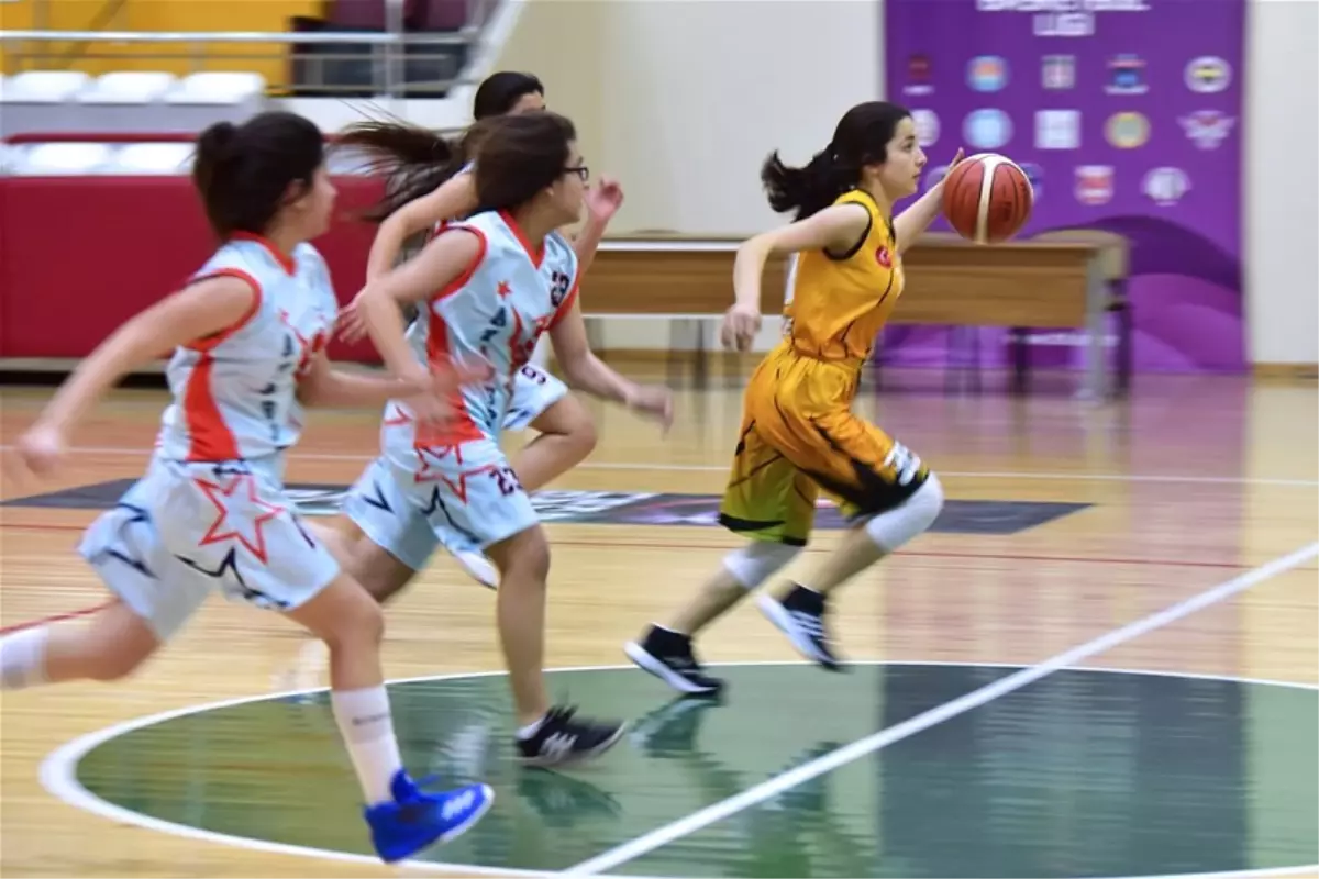 Osmaniye\'de Basketbol Müsabakaları Yapıldı