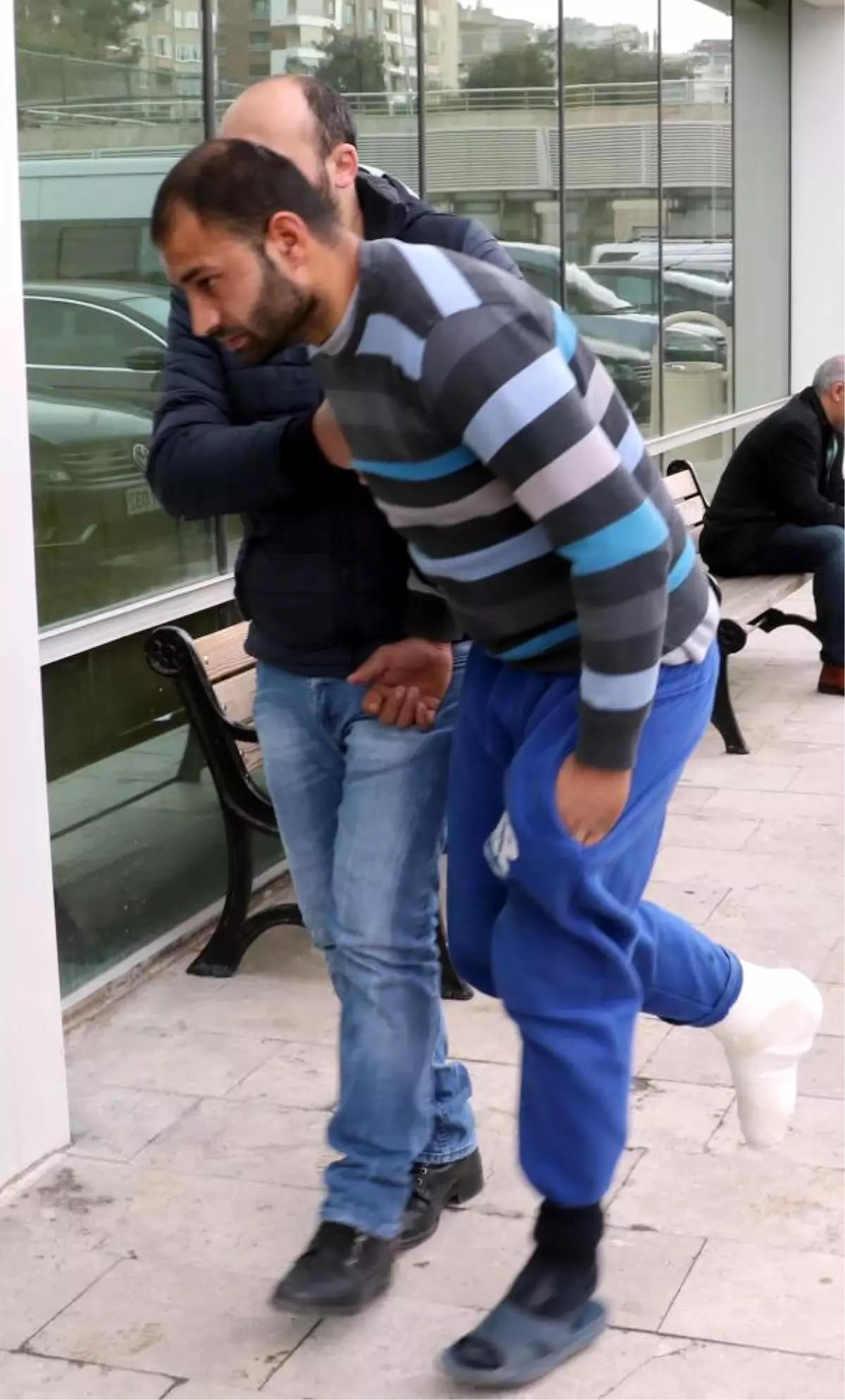 Polisten Kaçmak İçin 2\'nci Kattan Atlayan Şüpheli Bacağını Kırdı