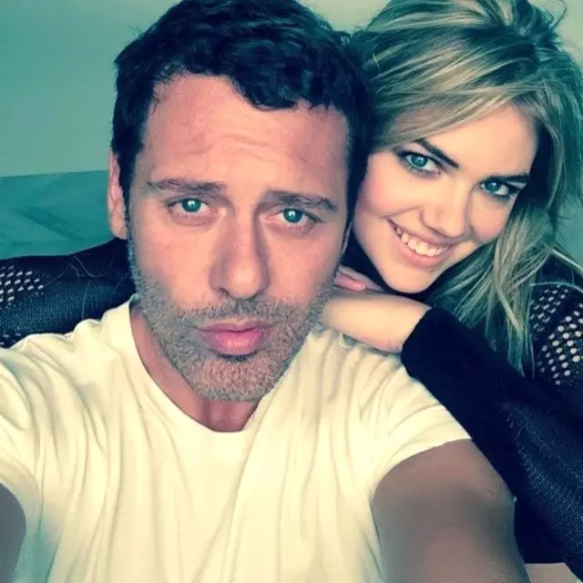 Selena Gomez, Yatak Odasında Türk Fotoğrafçı Mert Alaş’a Poz Verdi