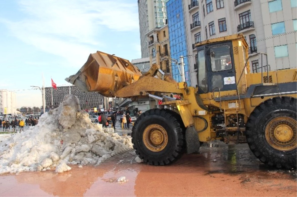 Taksim Meydanı\'ndaki Karlar İş Makinaları ile Temizlendi