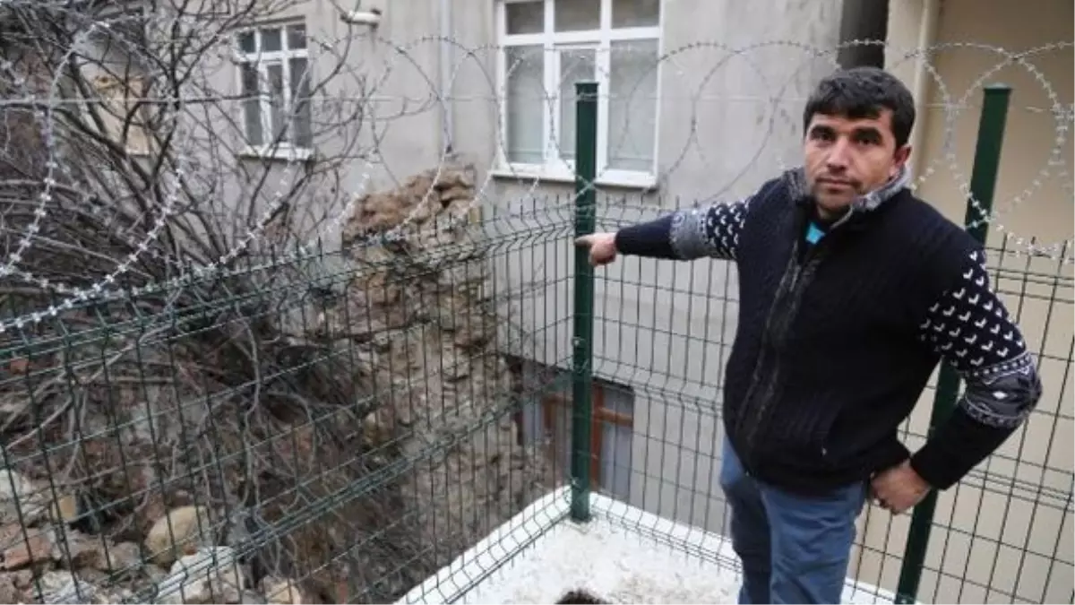 Tarihi Ocağın Duvarları Binanın Üzerine Çöktü