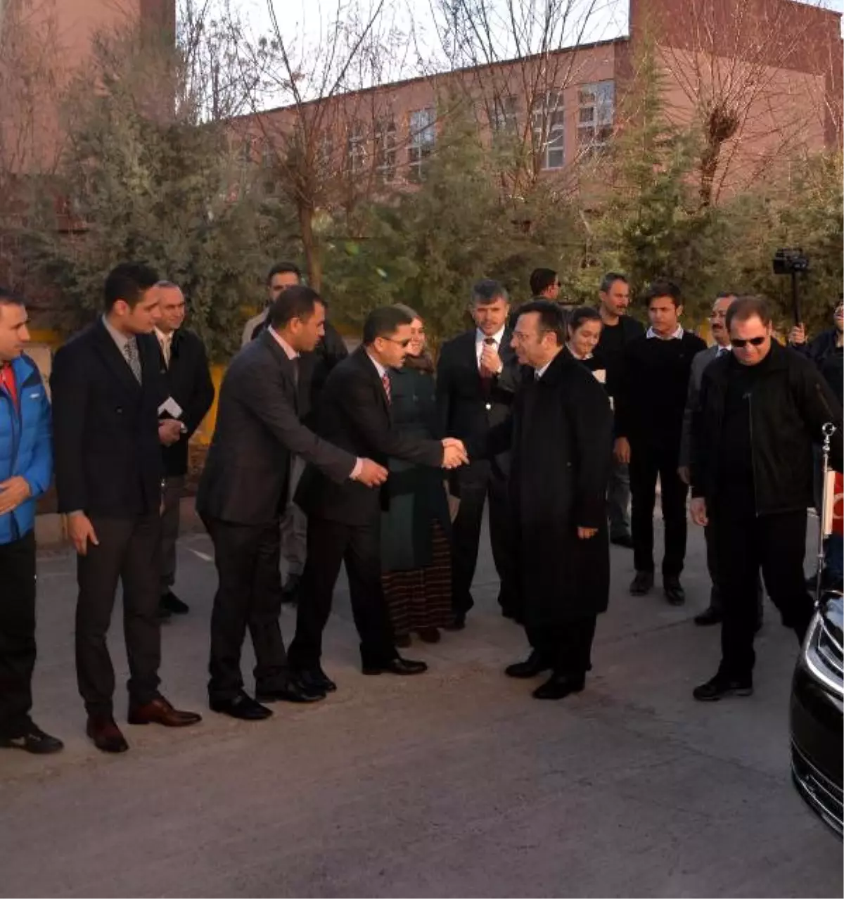 Vali Hüseyin Aksoy: Gençler Terörden Uzak Dursun Diye 33 Spor Tesisi Yaptık