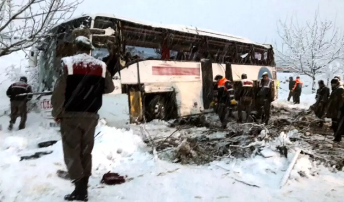 Yolcu Otobüsü Devrildi: 31 Yaralı