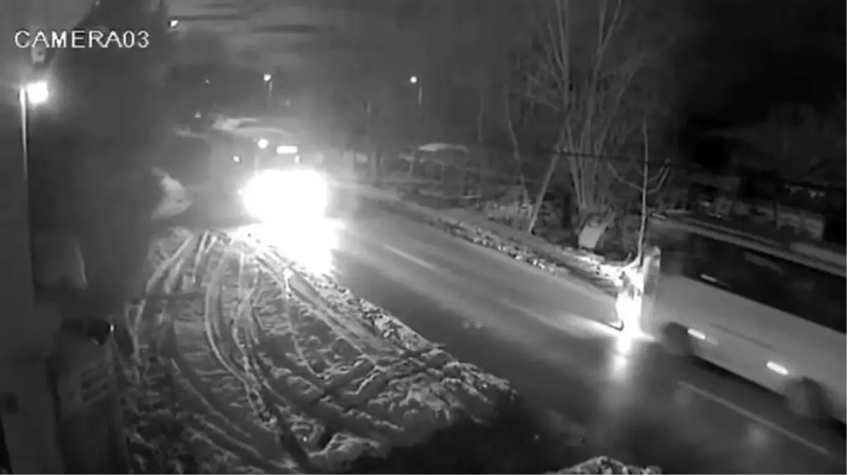 Yolun Karşına Geçen Kadınlara Otobüs Çarptı