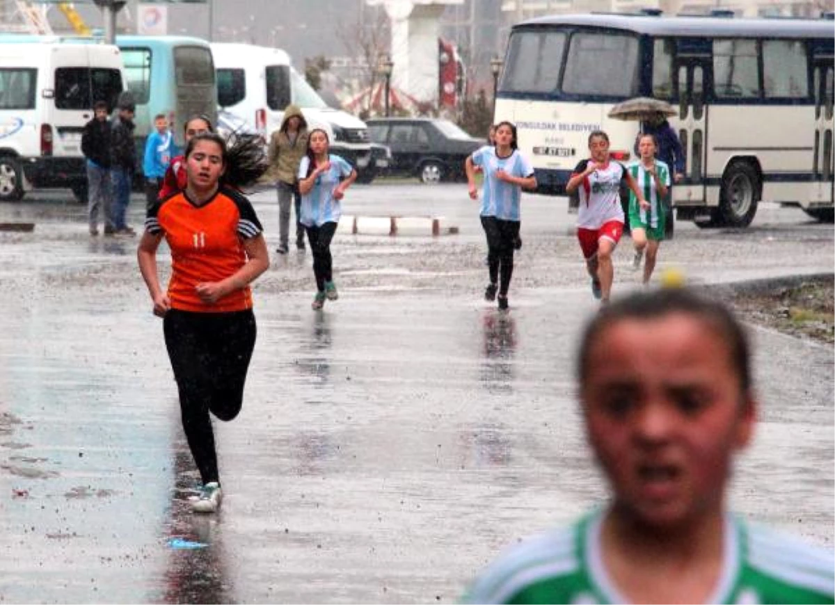 Zonguldak\'ta Yağmur Altında Kros