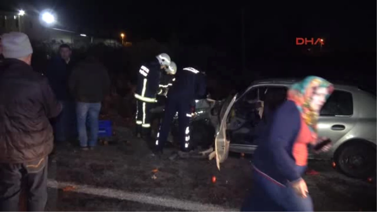 Antalya - Otomobil Domates Yüklü Kamyonete Arkadan Çarptı 4 Yaralı