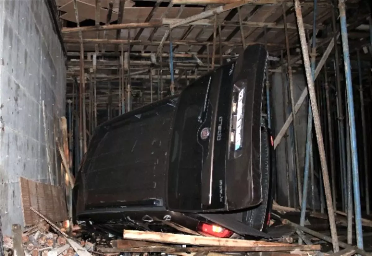 Polisten Kaçan Alkollü Sürücü İnşaata Uçtu