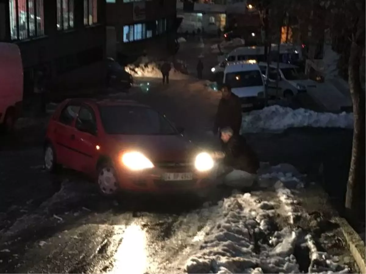 Buzlanan Yollarda Yayalar ve Araç Sürücüleri Zor Anlar Yaşadı