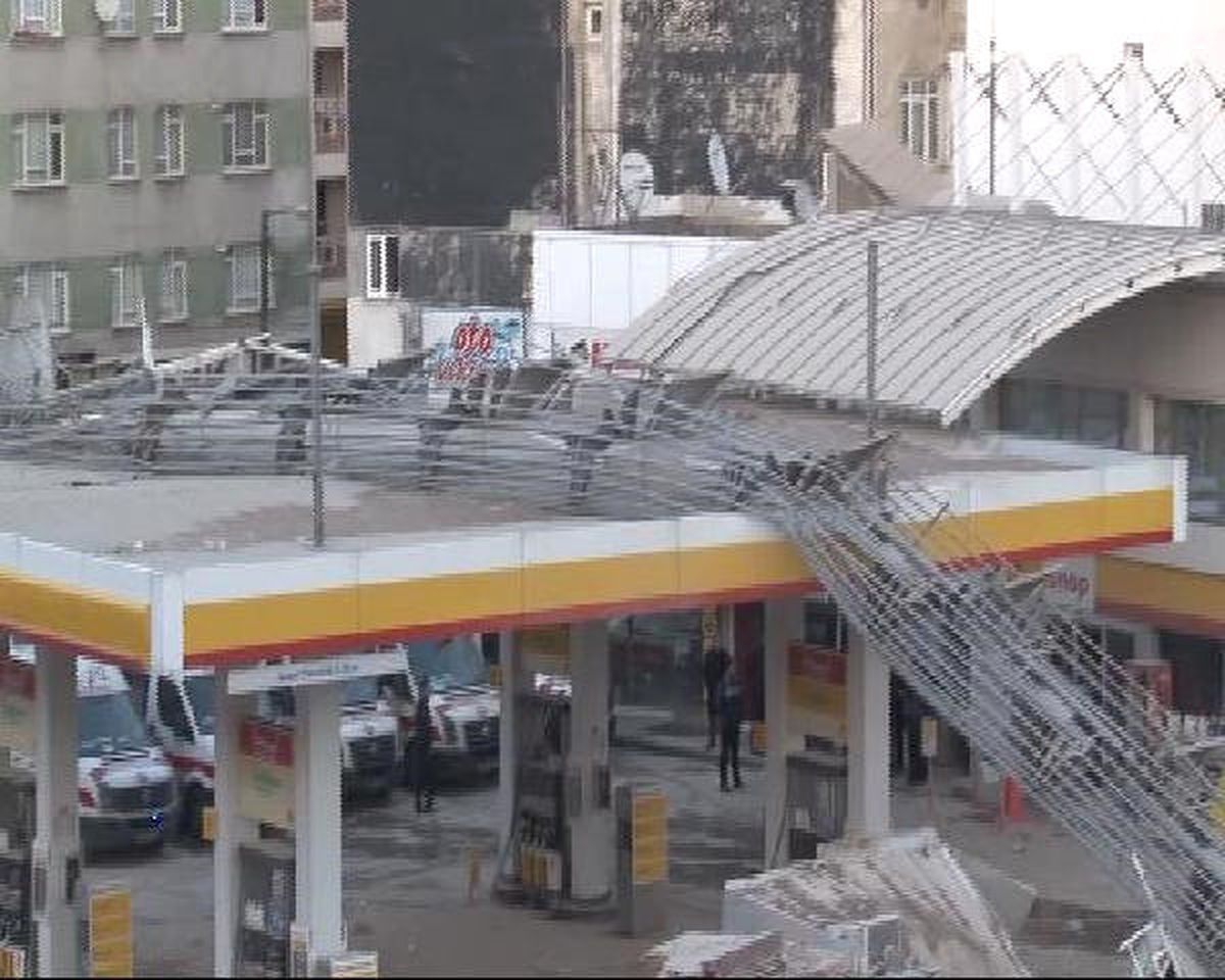 Çöken Binanın Metal Yangın Merdiveni Petrol İstasyonunun Çatısına Yıkıldı