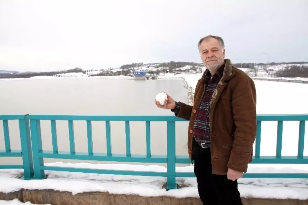 Dereceler -13\'ü Görünce Dev Baraj Buzla Kaplandı