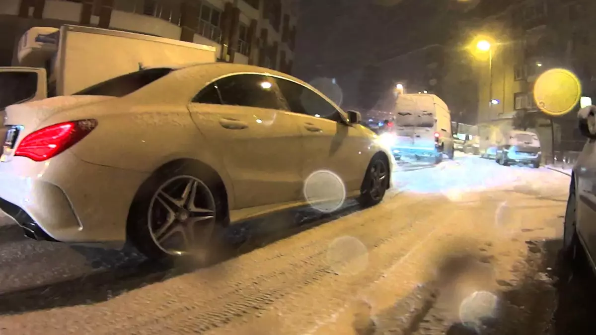 Dha Yurt - Sürücülerin Karla Mücadelesi Mobese Kemaralarına Yansıdı