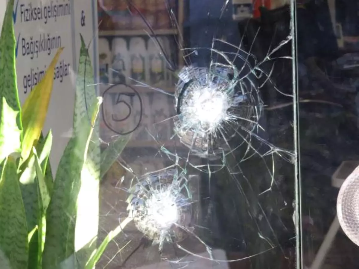 Eczacı Silahlı Soyguncuyu Kapı Önüne Atınca Kurşunların Hedefi Oldu