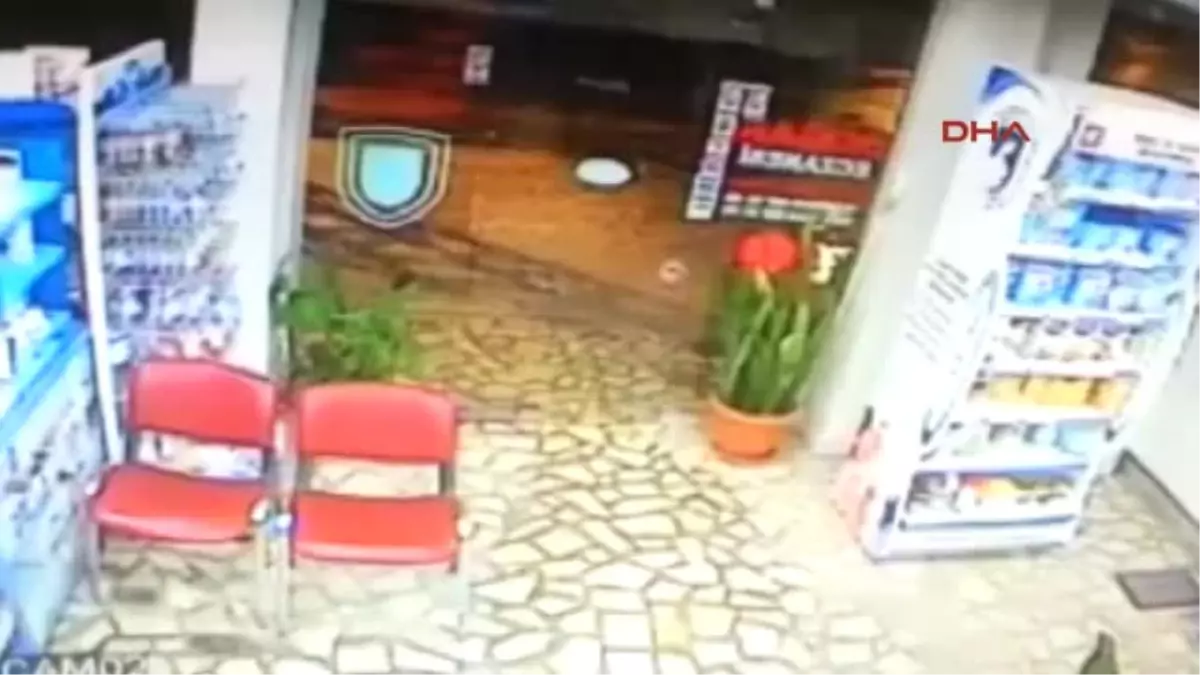 Eczacı Silahlı Soyguncuyu Kapı Önüne Atınca Kurşunların Hedefi Oluyordu