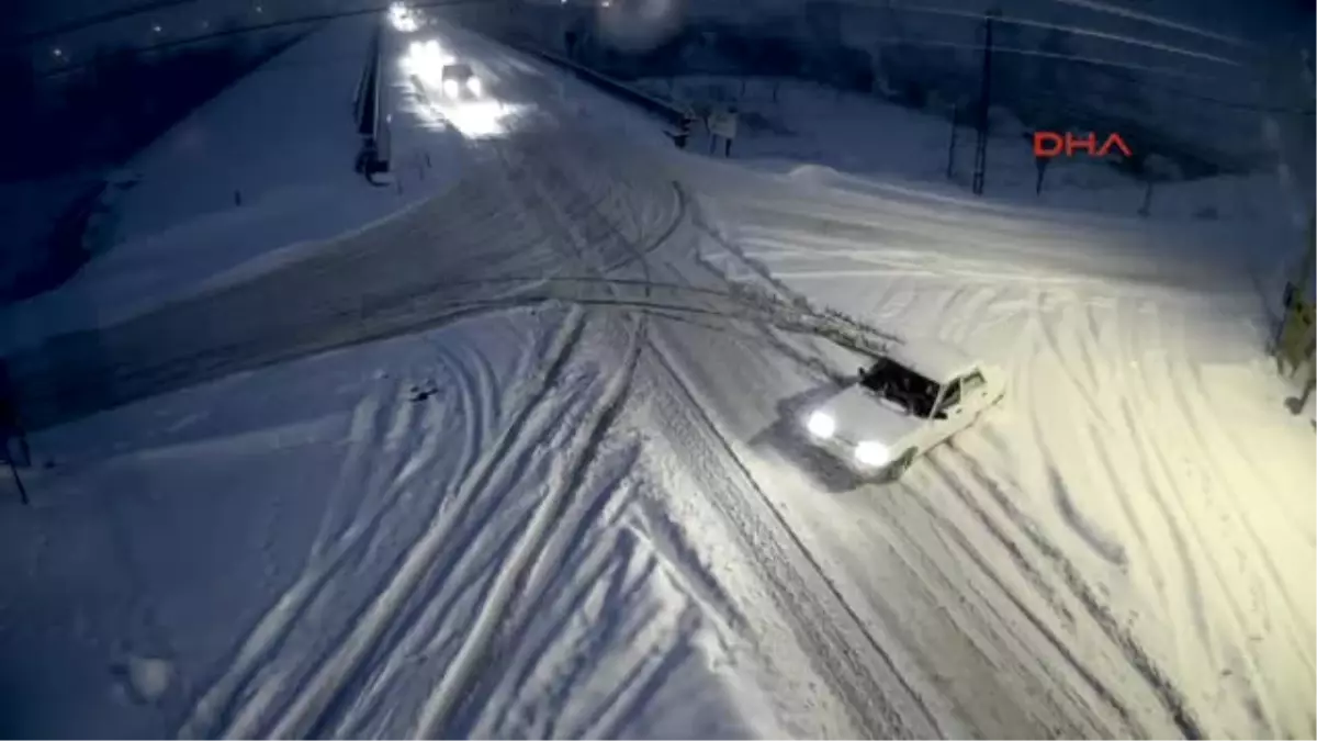 Edirne Sürücülerin Karla Mücadelesi Mobese Kemaralarına Yansıdı