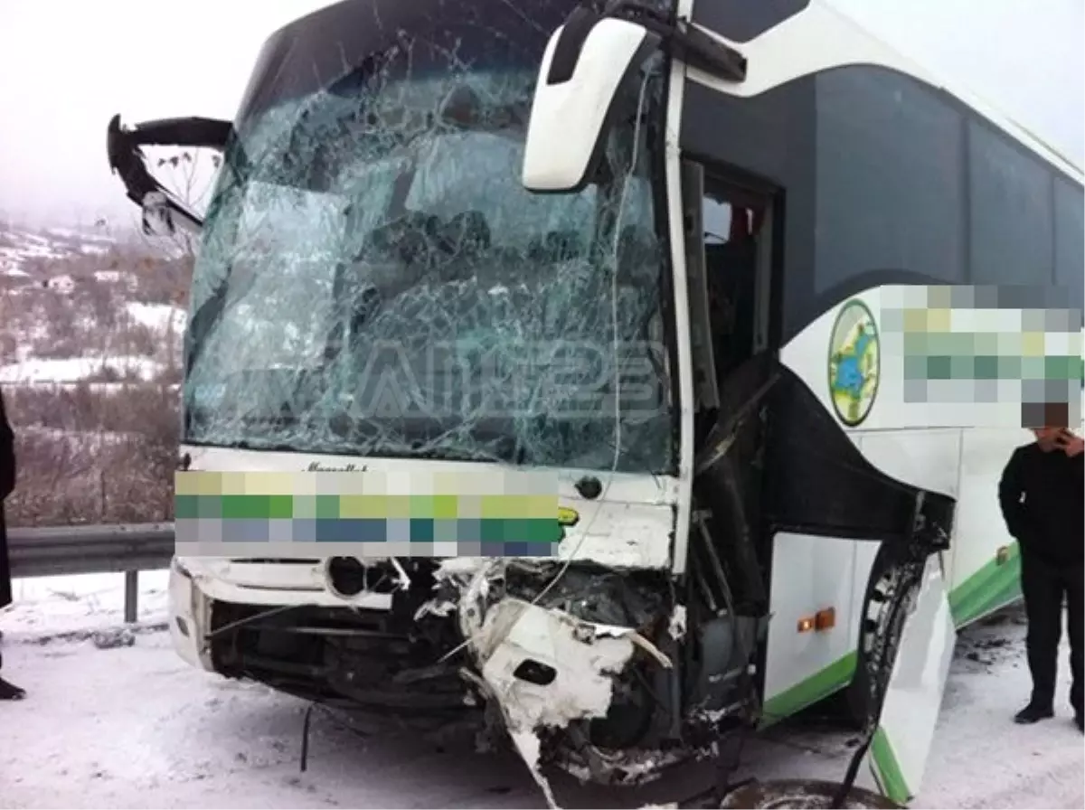 Elazığ Yolcu Otobüsü Ile Kamyonet Çarpıştı 5 Yaralı