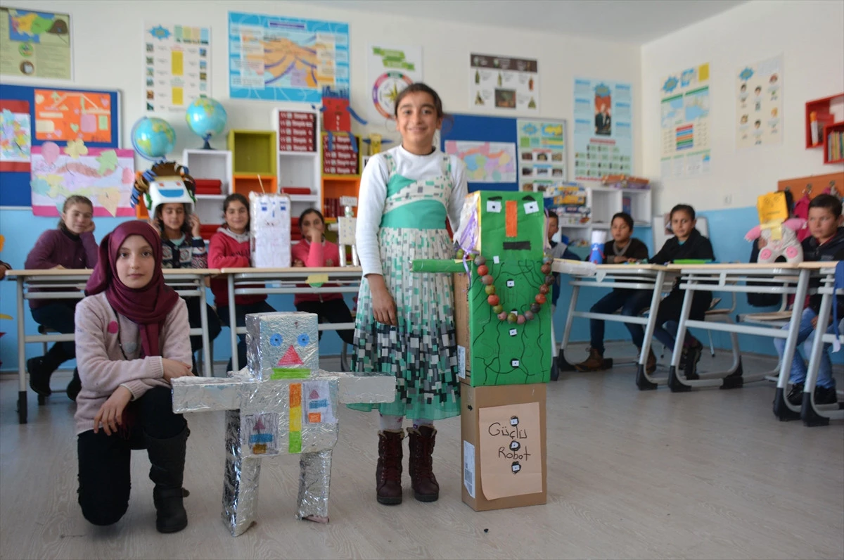 Hayallerindeki Robotları Maket Olarak Tasarladılar