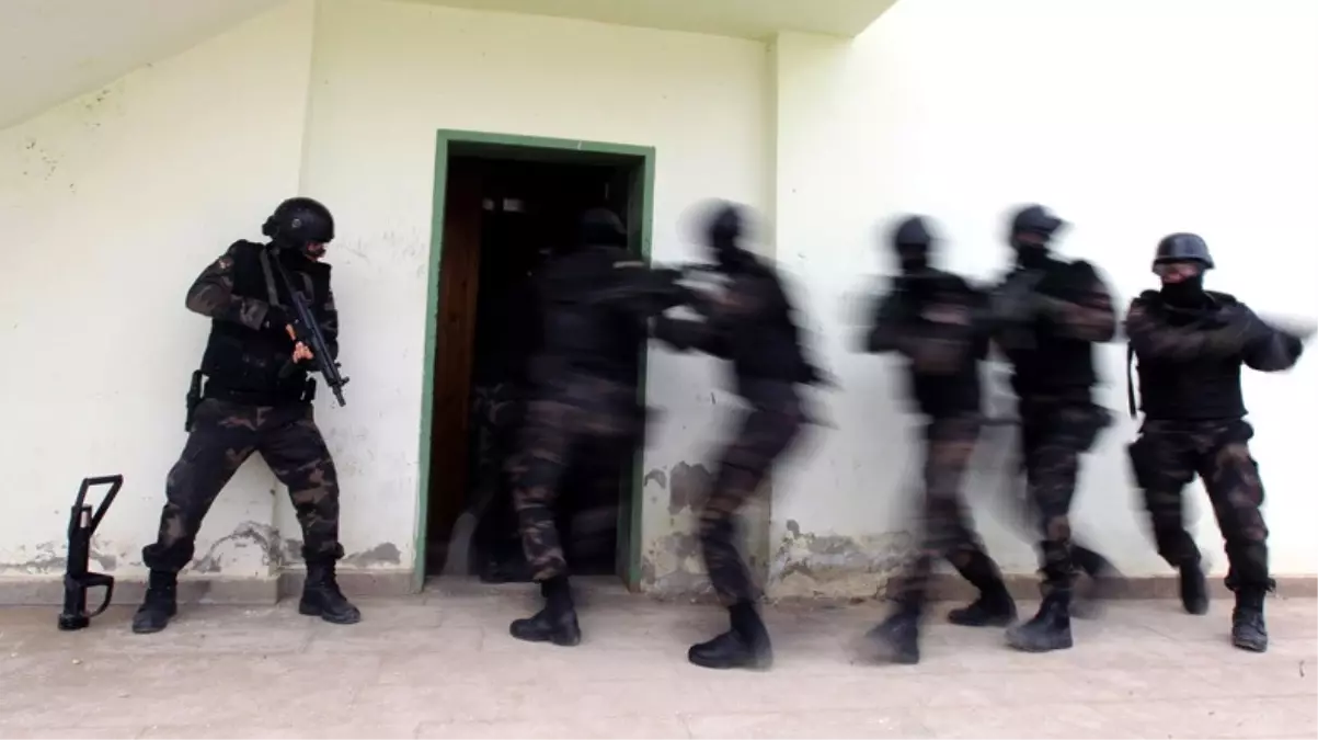 İstanbul\'da Mali Şube\'den \'Fetö\' Operasyonu