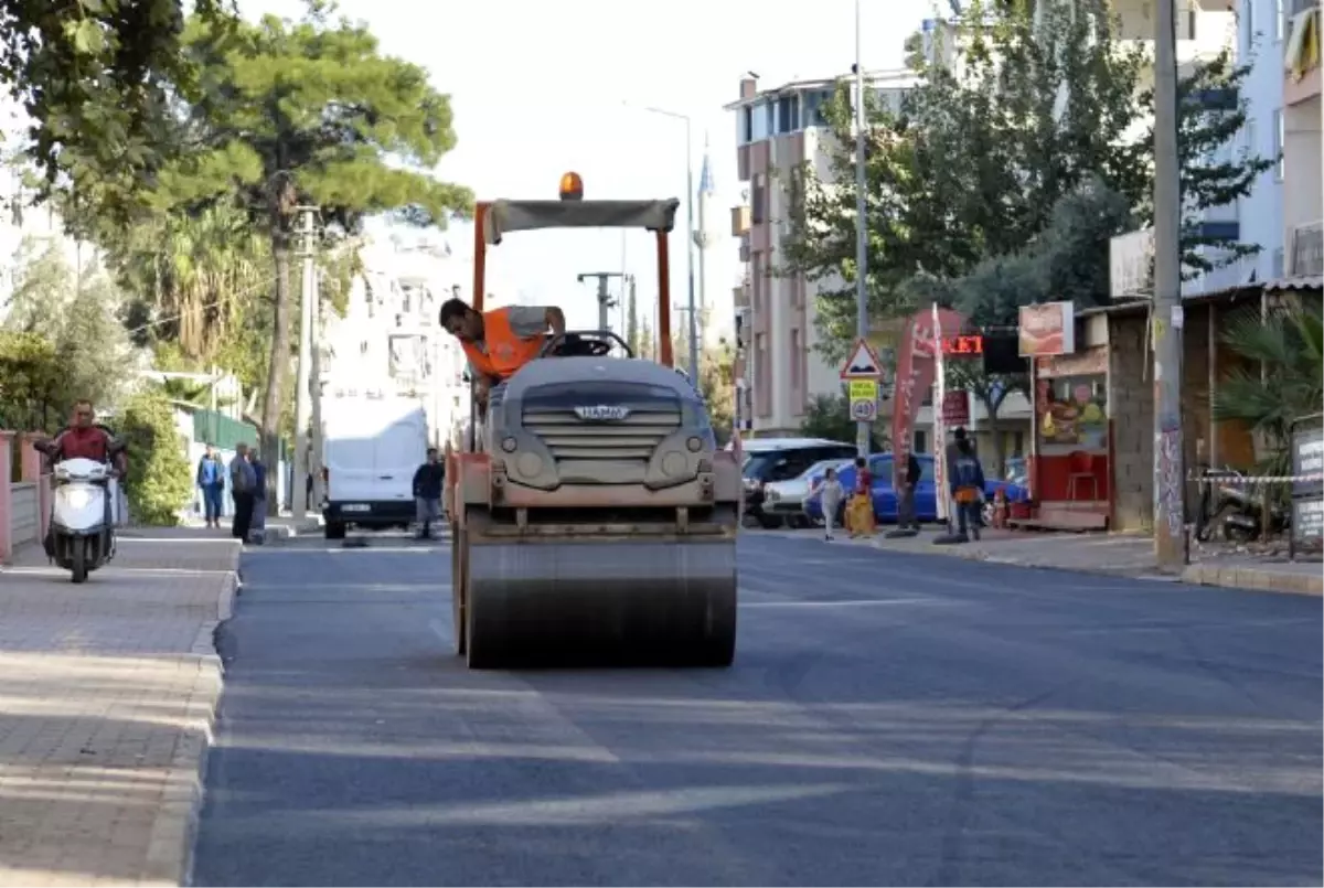 Muratpaşa\'da Yol Asfaltlama Çalışmaları