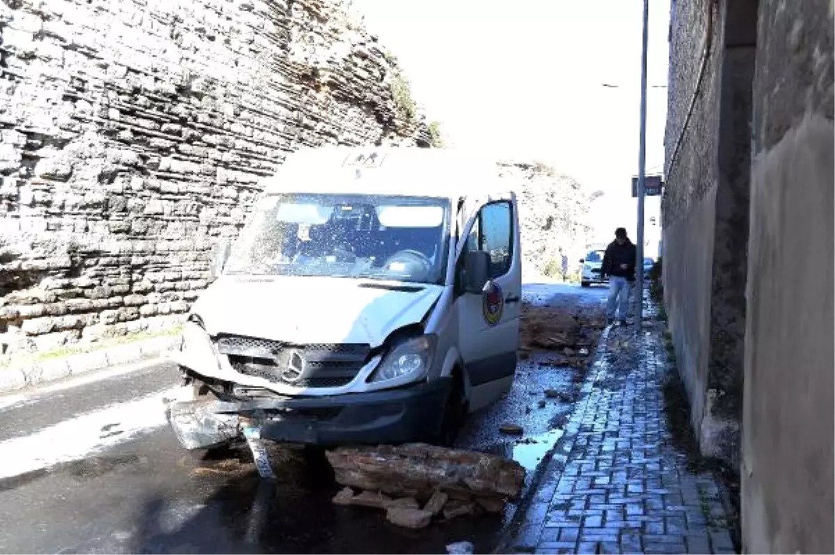 Öğrenci Servisinin Önüne Tarihi Surdan Parça Düştü, Faciadan Dönüldü