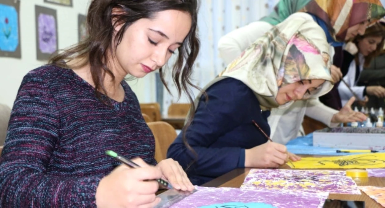 Öğrenciler Streslerini Ebru Sanatıyla Atıyor