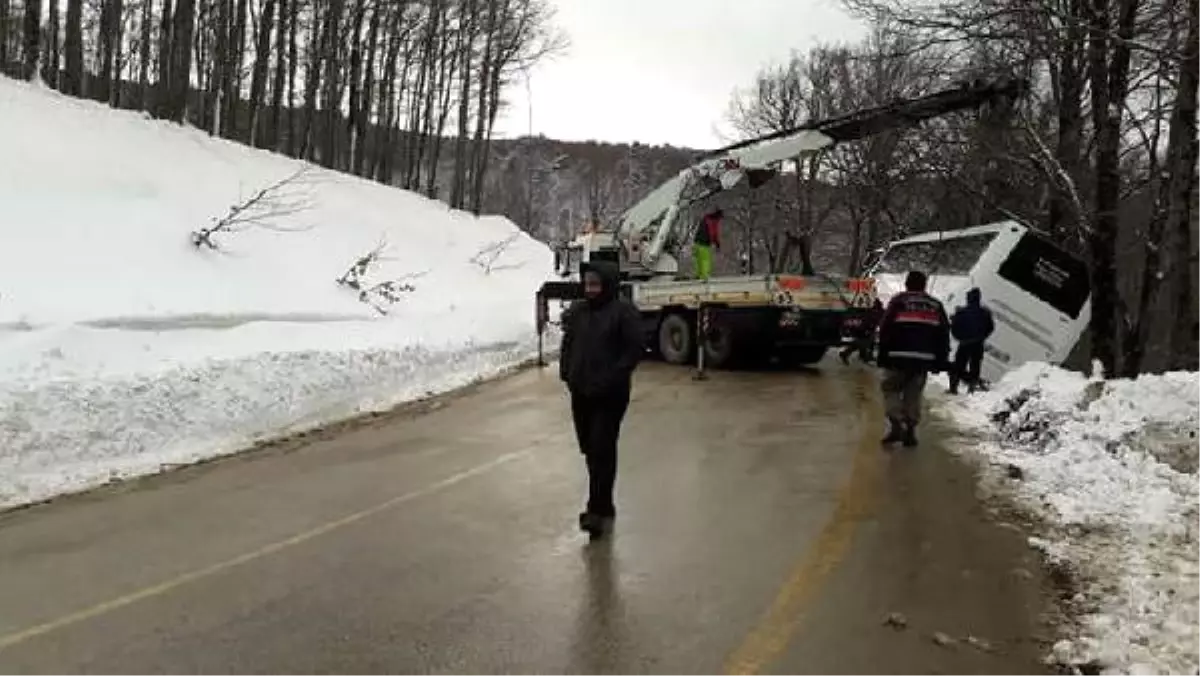 Öğrencileri Festivale Götüren Otobüs Uludağ Yolunda Devrildi