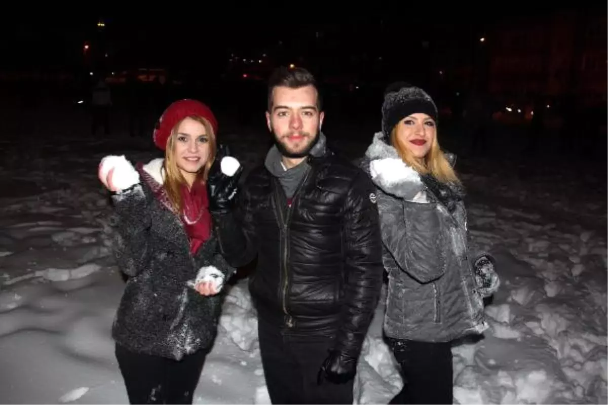 Öğrencilerin Kartopu ve Kızaklı Kar Keyfi