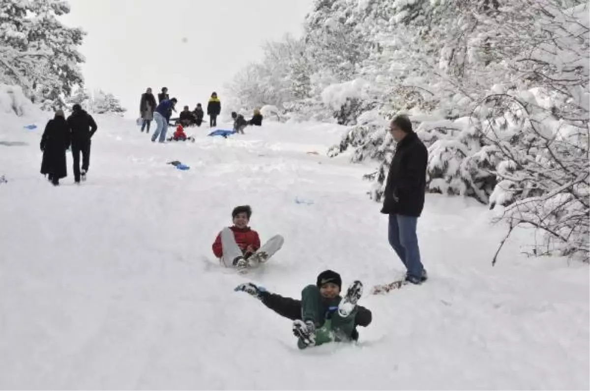 Öğrencilerin Kartopu ve Kızaklı Kar Keyfi