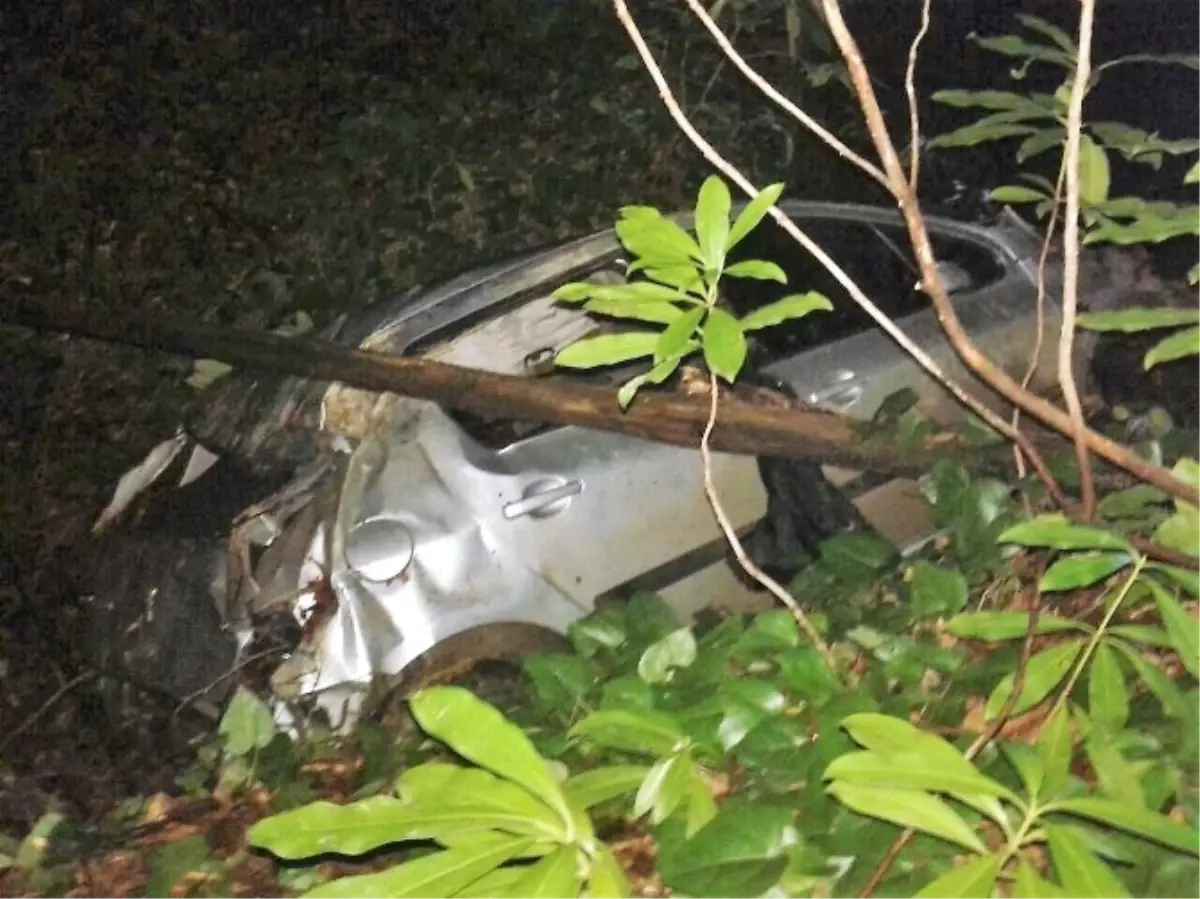 Otomobil 30 Metrelik Uçuruma Yuvarlandı: 3 Yaralı