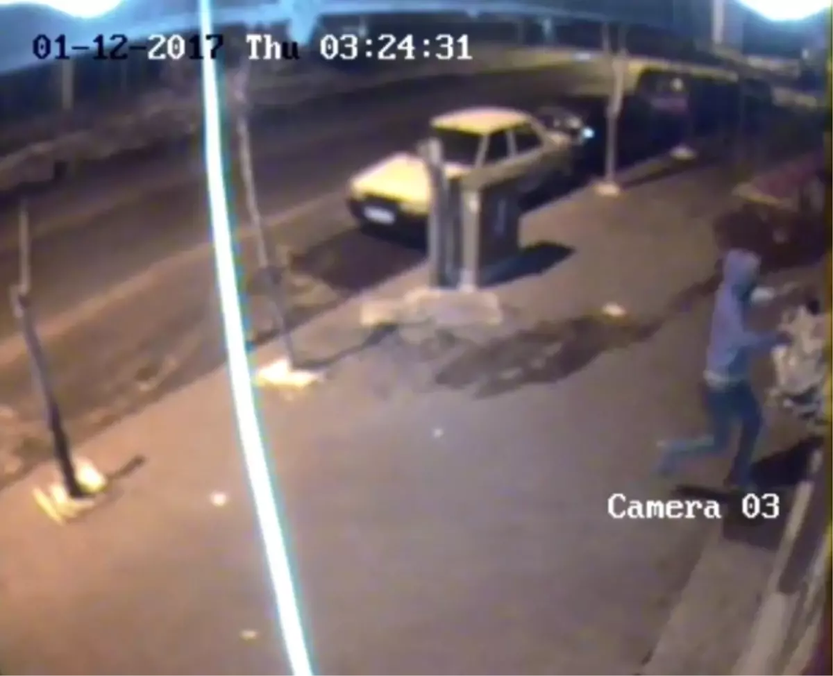 Tekmeyle Camı Kırmaya Çalıştı, Güvenlik Kamerasına Yakalandı