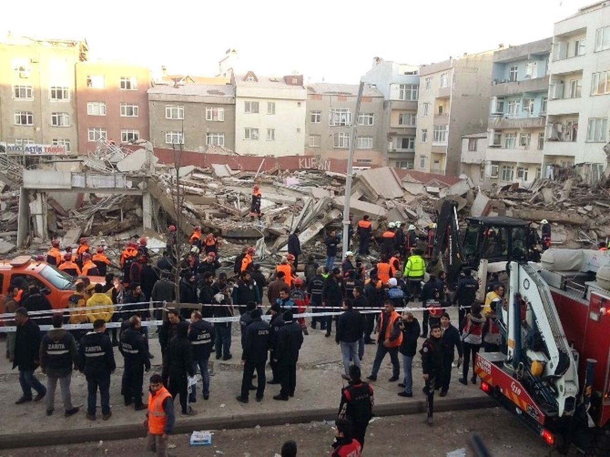 Zeytinburnu\'nda 6 Katılı Bina Çöktü: 3 Yaralı