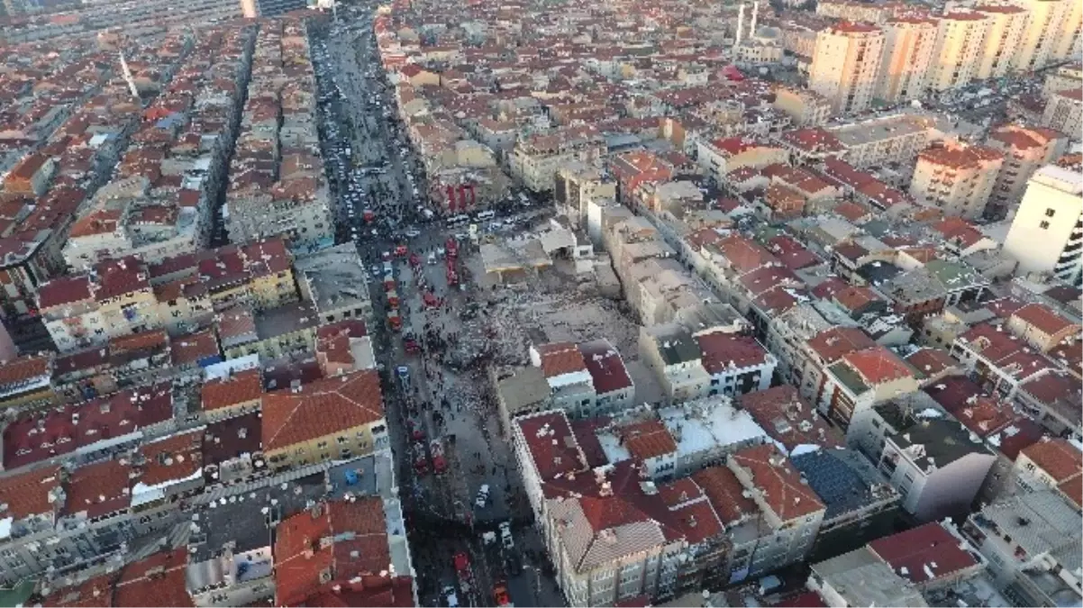 Zeytinburnu\'nda Çöken Binanın Enkazı Havadan Görüntülendi