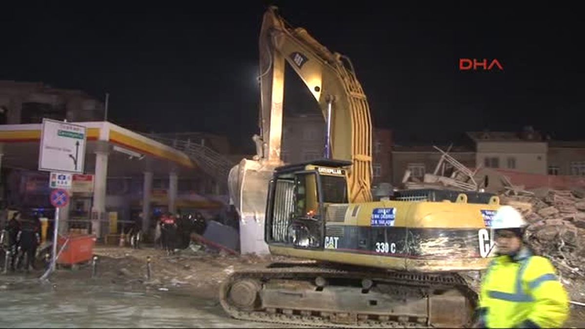 Zeytinburnu\'nda Enkaz Kaldırma Çalışmaları Devam Ediyor
