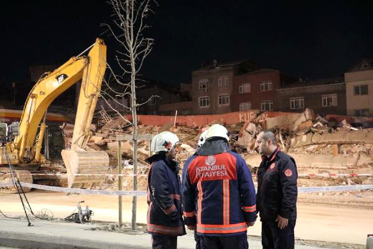 Zeytinburnu\'nda Enkaz Kaldırma Çalışmaları Devam Ediyor