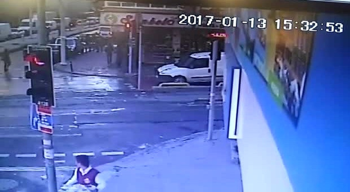Zeytinburnu\'ndaki Binanın Çökme Anı Güvenlik Kamerasına Yansıdı