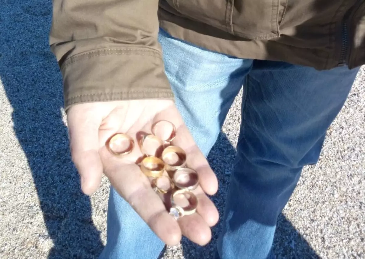 Antalyalı Define Avcıları, Turistlerin Düşürdüğü Altınları Arıyor