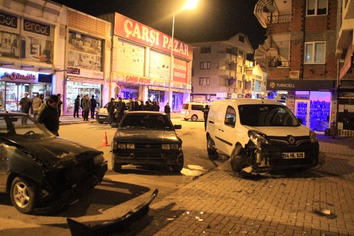 3 Aracın Karıştığı Kaza Güvenlik Kamerasına Yansıdı