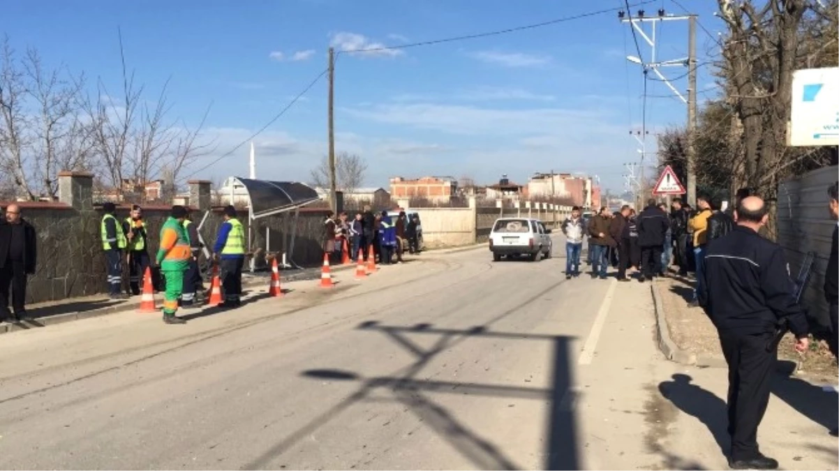 Bursa\'da Otomobil Otobüs Durağına Daldı: 8 Yaralı