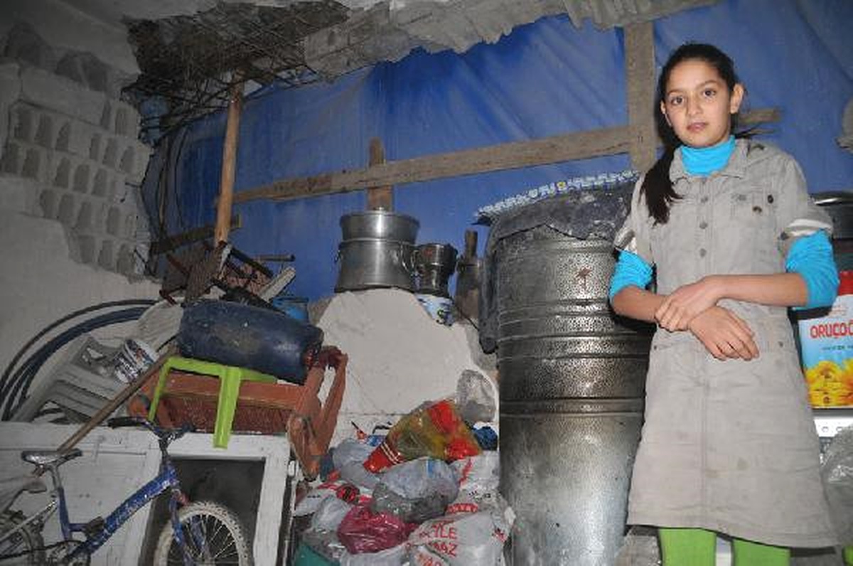 Çatışmalarda Kısmen Yıkılan Barandayla Sardıkları Evde Yaşıyorlar