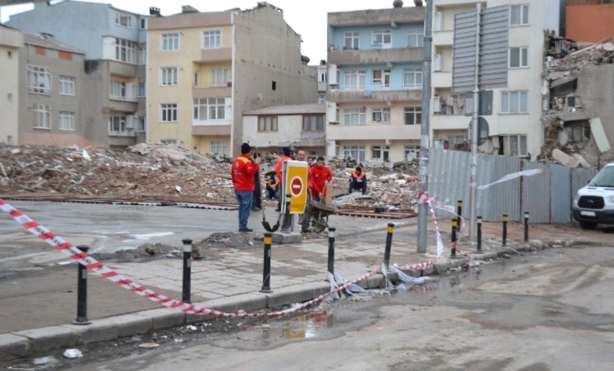 Çöken Binanın Enkazı Caddeden Kaldırıldı