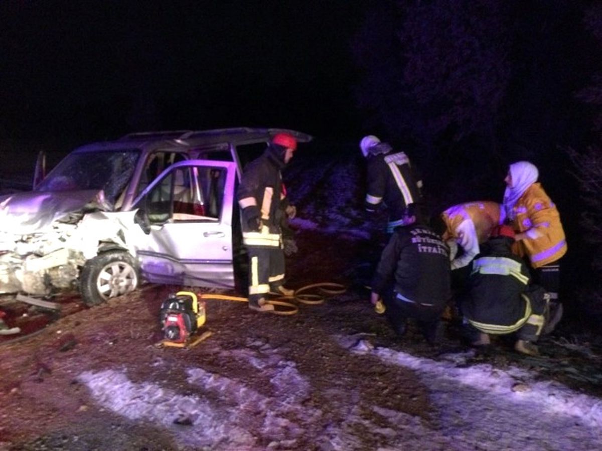 Denizli\'de Trafik Kazası: 3 Ölü, 5 Yaralı