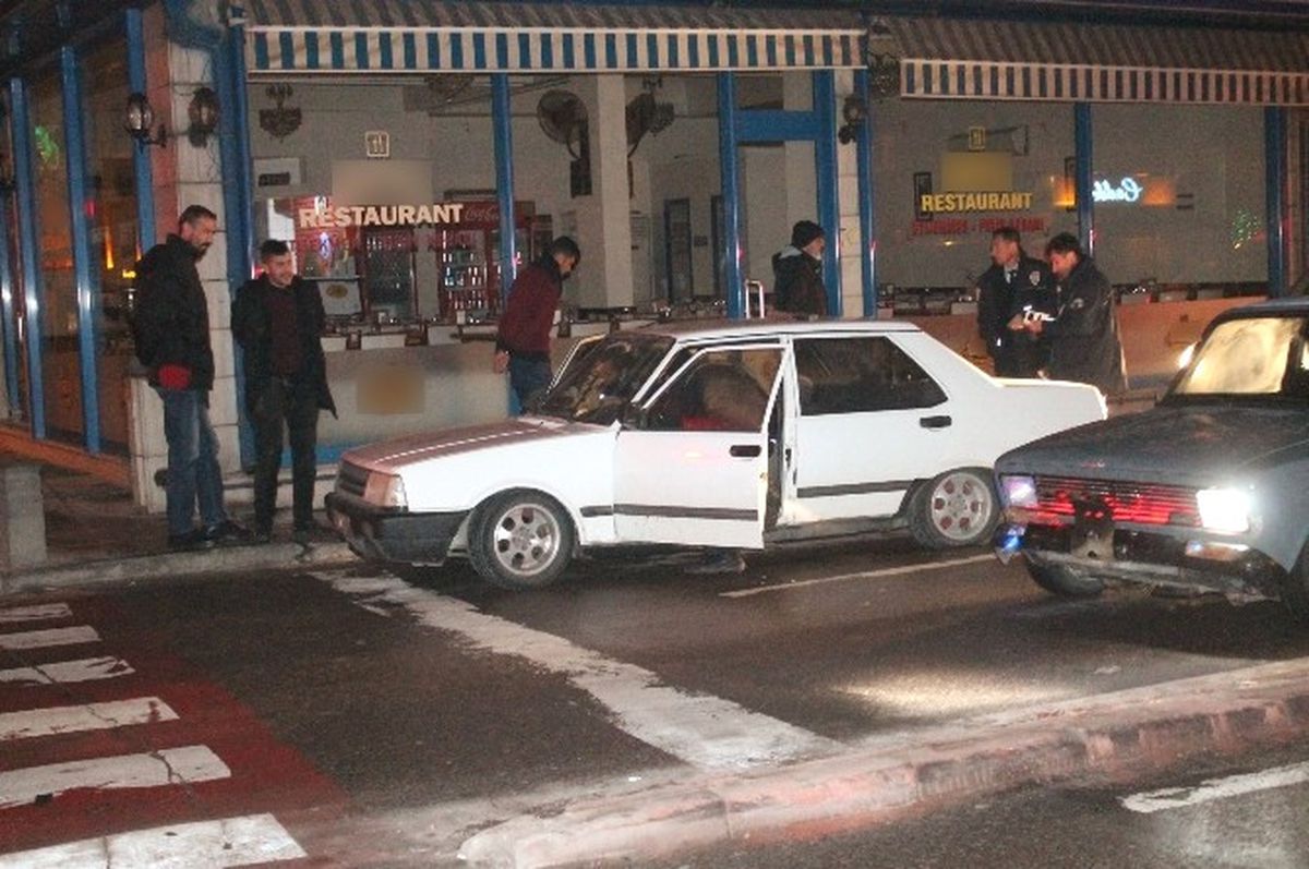 Dur\' İhtarına Uymayan Otomobile Ateş Edilerek Durduruldu