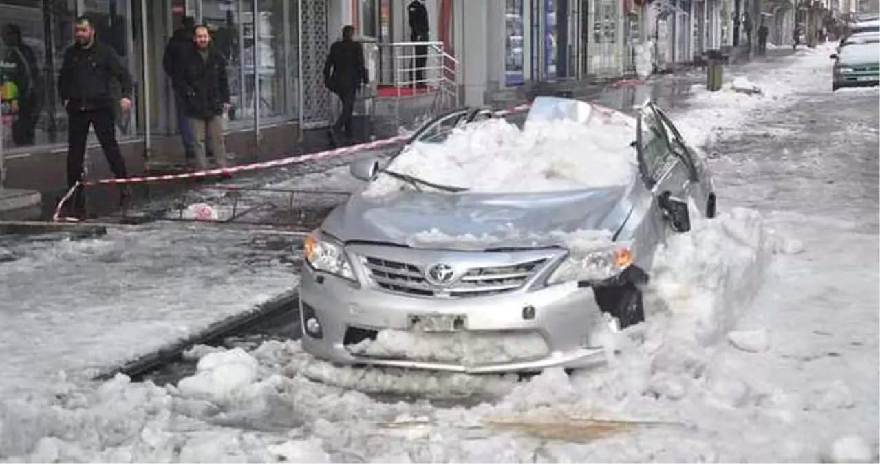 Düşen Buz Sarkıtları Otomobile Zarar Verdi