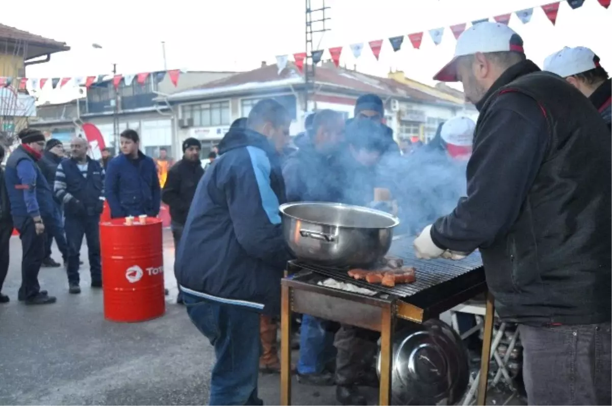 Esnaftan Yüzlerce Kişiye Sucuk Ekmek İkramı