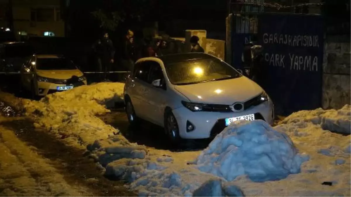 Gaziosmanpaşa\'da Altına Patlayıcı Atılan Araçta Hasar Oluştu